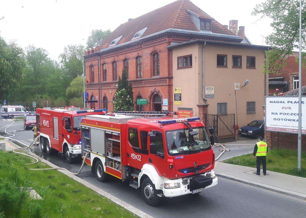 Zakorkowane miasto. Pali się w budynku poczty