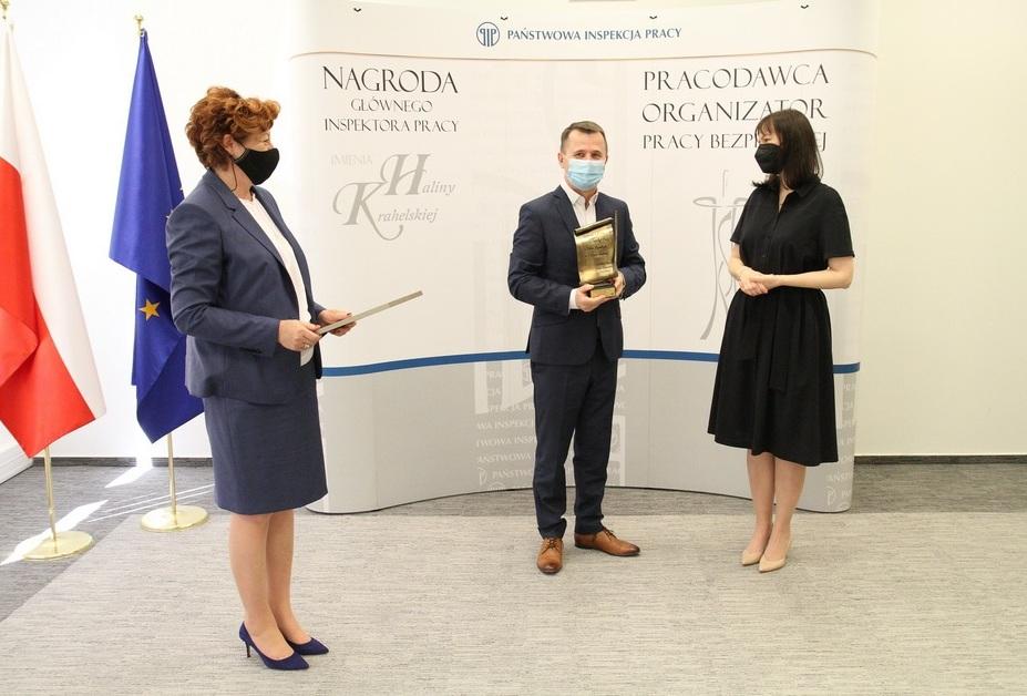 Roman Michalski otrzymał nagrodę z rąk głównego inspektora pracy