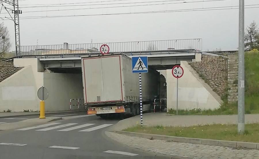 Kolejna ciężarówka utknęła pod wiaduktem