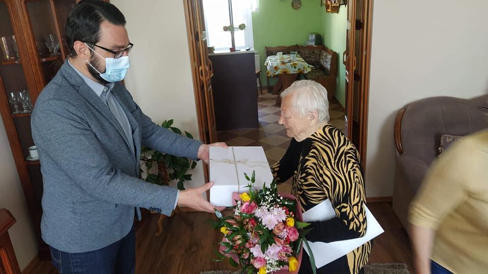 Janina Jakubowska świętowała z wójtem 90. urodziny