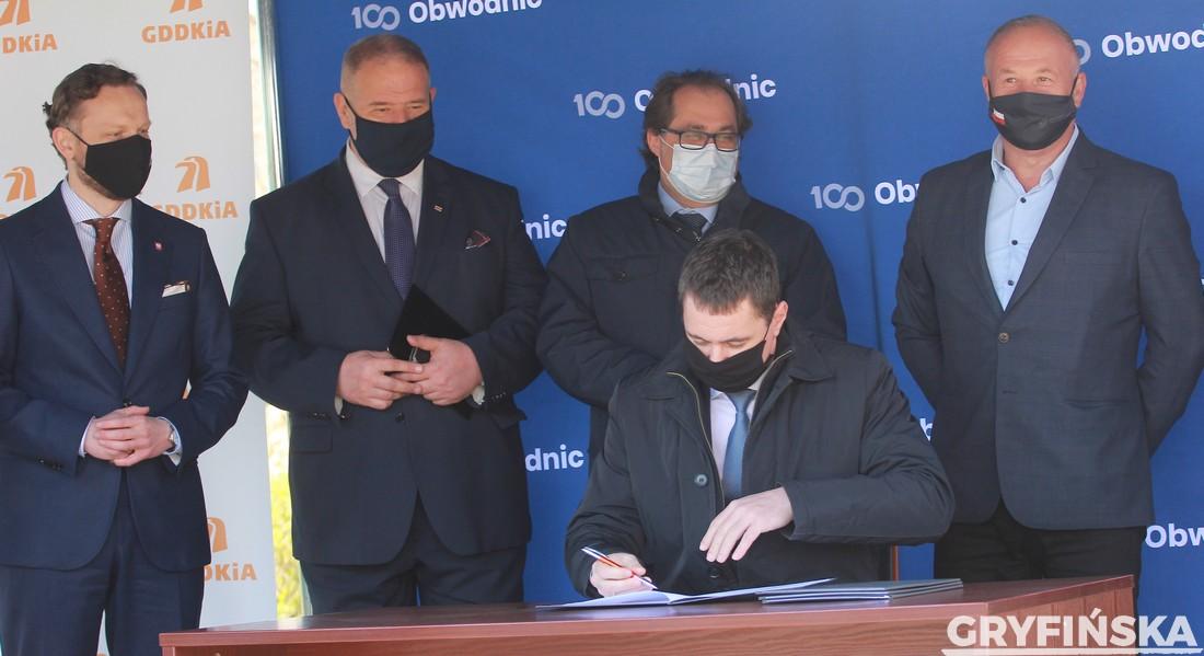 Podpisali umowę na budowę obwodnicy [GALERIA]