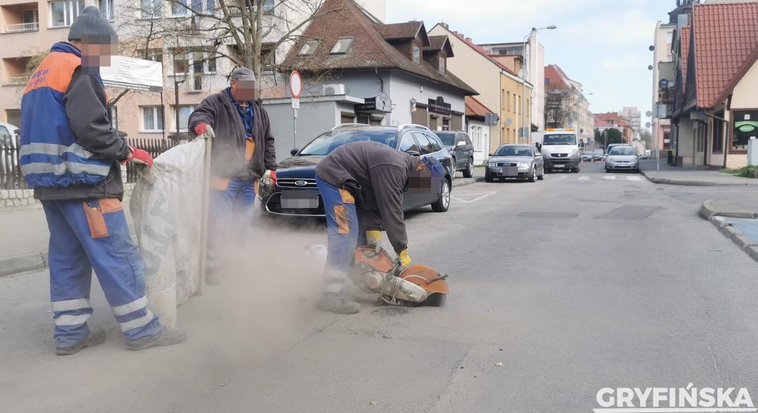 Łatają drogowe ubytki na ul. Kościelnej