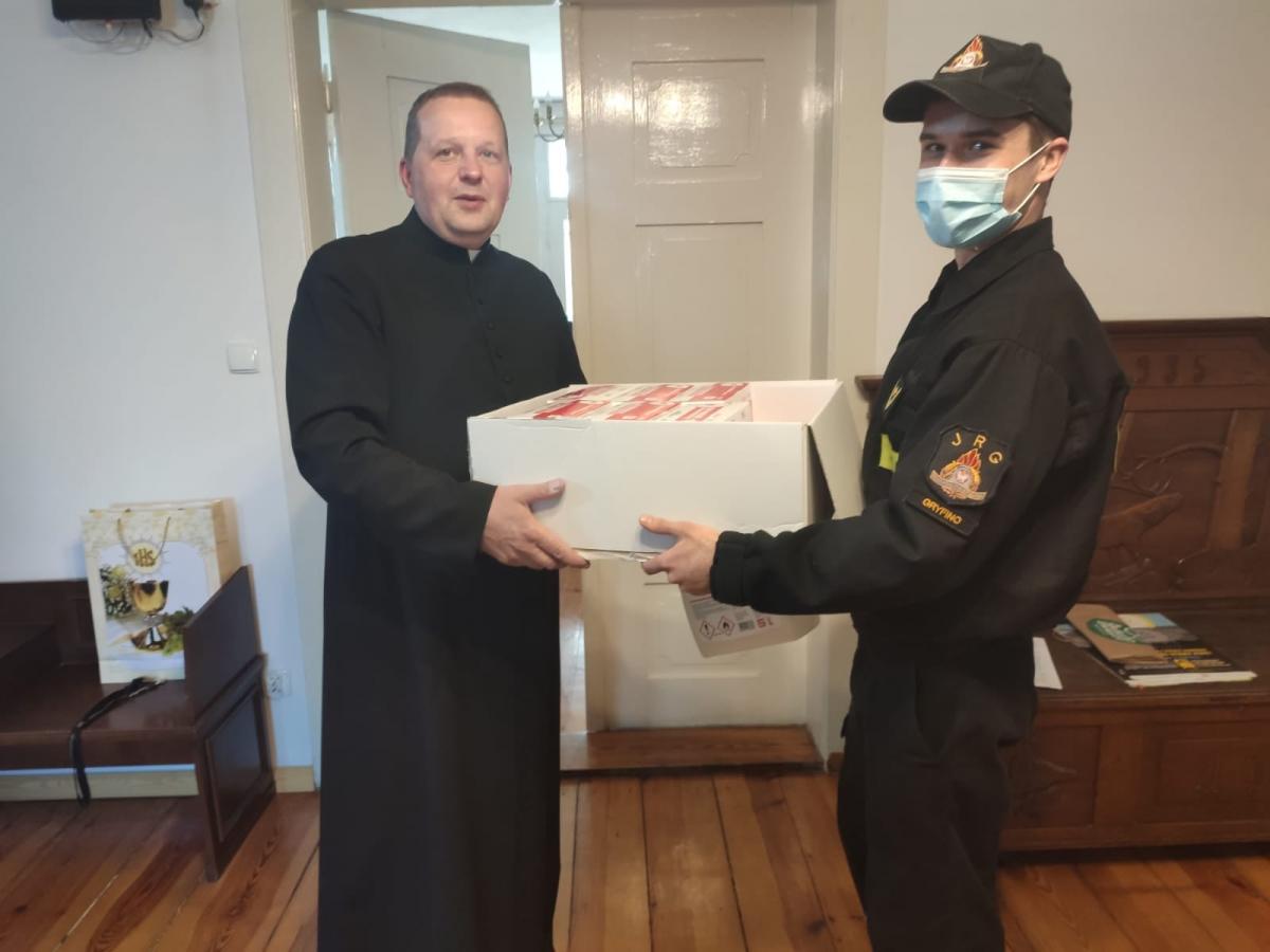 Strażacy wyposażyli kościoły w maseczki i płyny