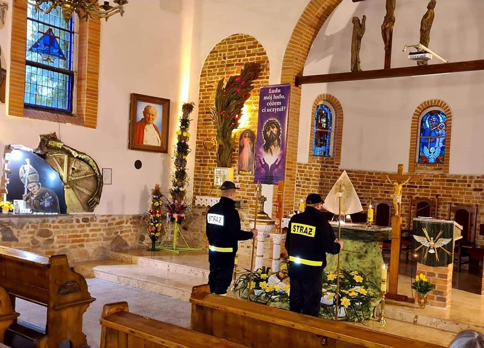 Strażacy strzegą Grobu Pańskiego