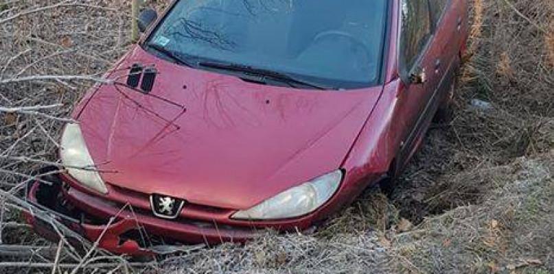 Był tak pijany, że wylądował w rowie
