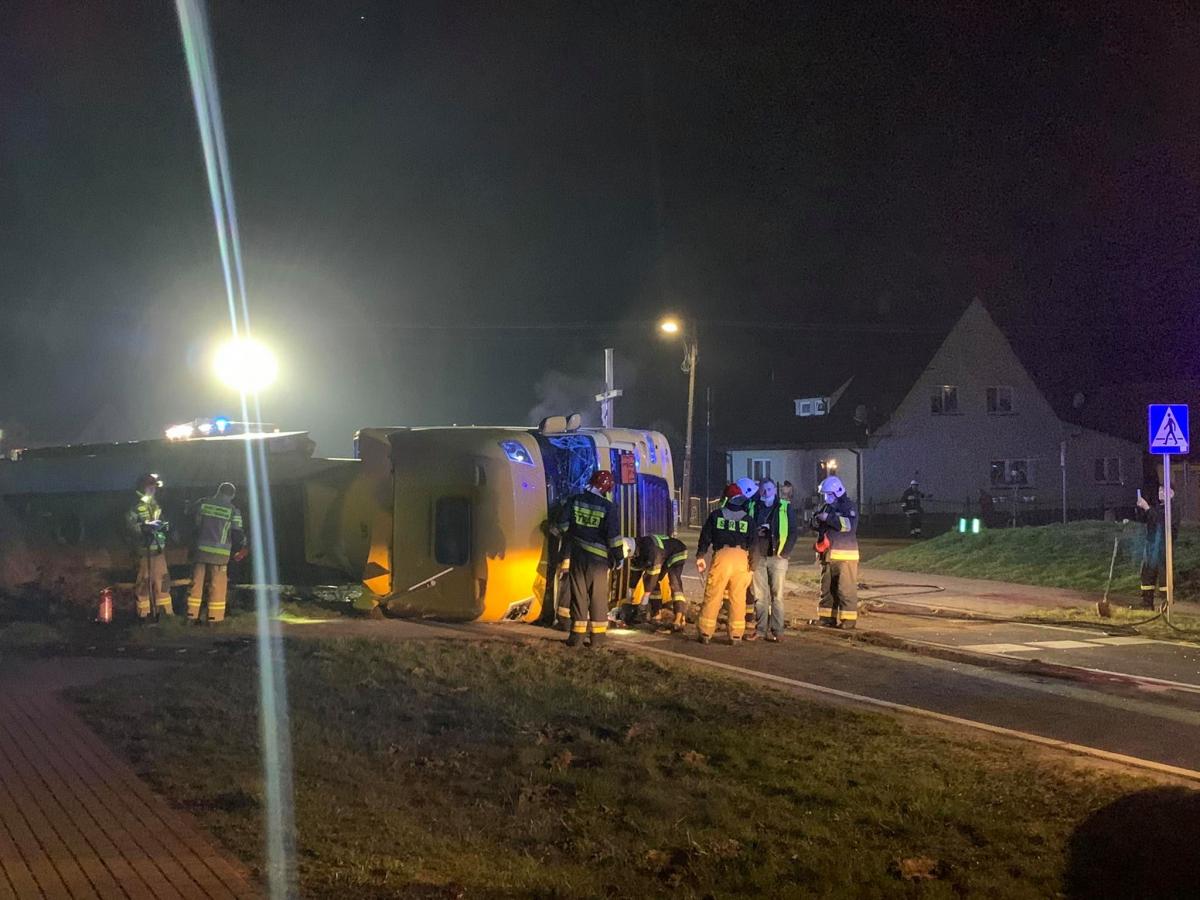 Wywróciła się cysterna. Kierowca był nietrzeźwy [GALERIA]