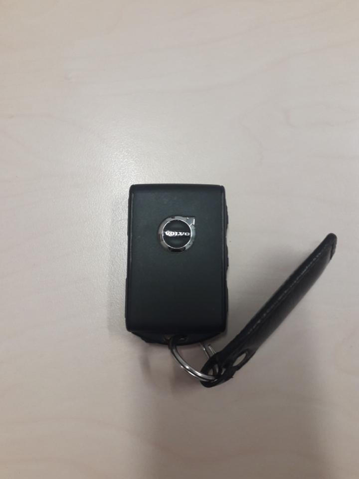 Volvo stoi wolno. Kluczyki do odbioru
