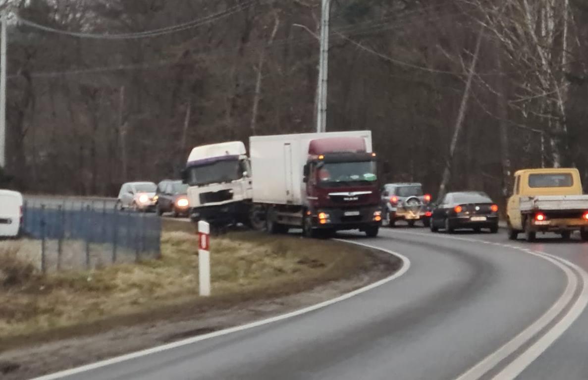 Ciężarówka wjechała w ciężarówkę