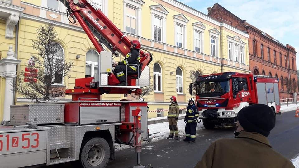 Z urzędu miasta zwisały sople lodu