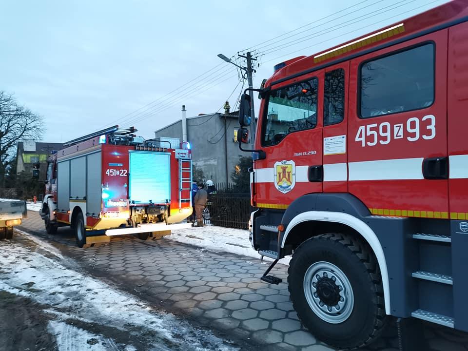 Strażacy dowożą starsze osoby na szczepienia