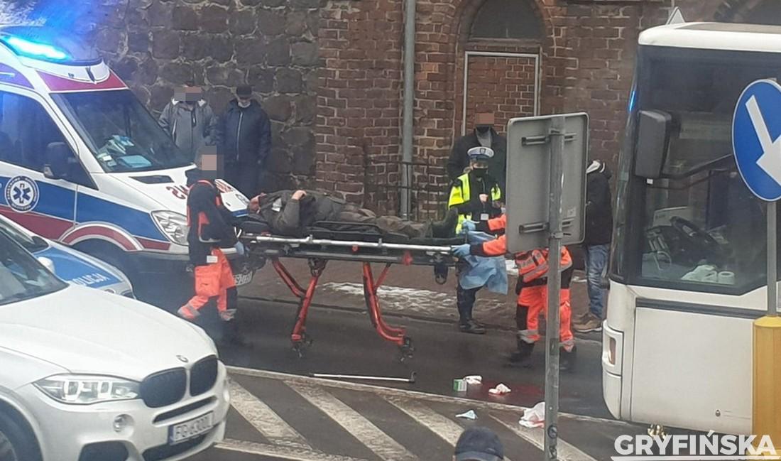 Przy placu Barnima autobus potrącił 77-letniego mężczyznę
