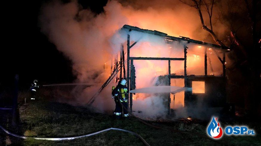 Spłonęła cała stodoła. Strażacy gasili ją od 2 w nocy do rana