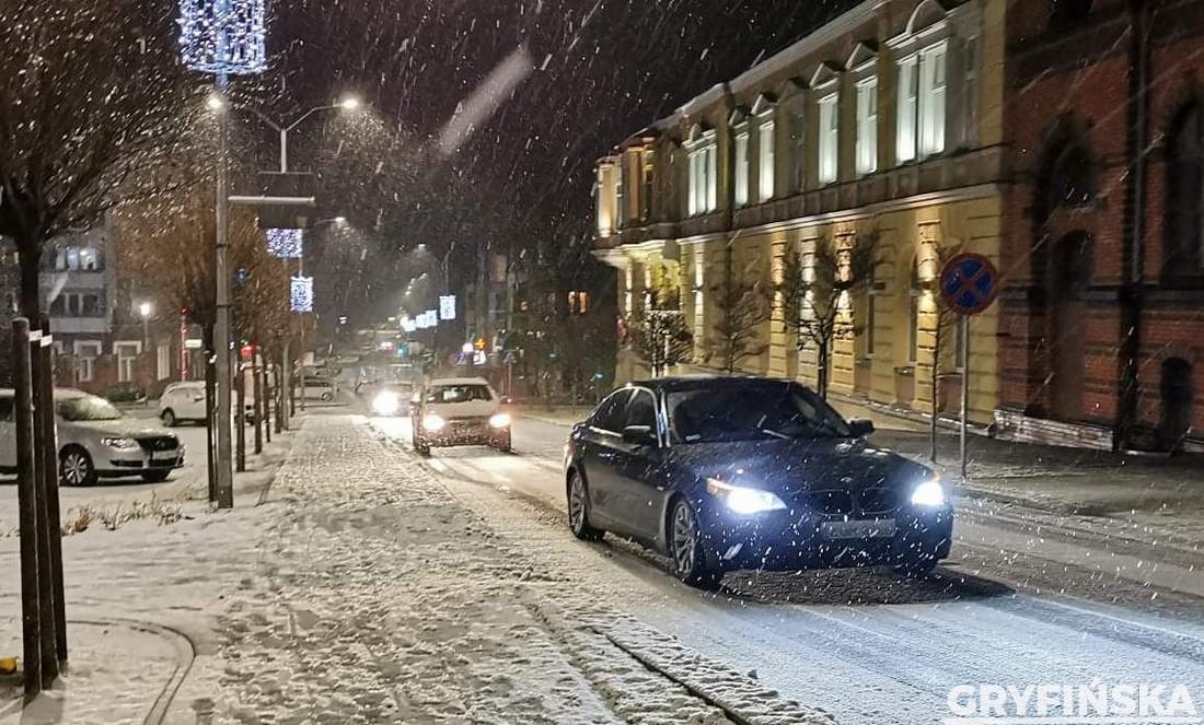 Sypnęło. Dzieci szczęśliwe, kierowcy wkurzeni [GALERIA]