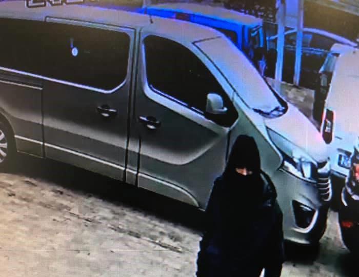 Kamera uchwyciła złodzieja, który wybił szybę