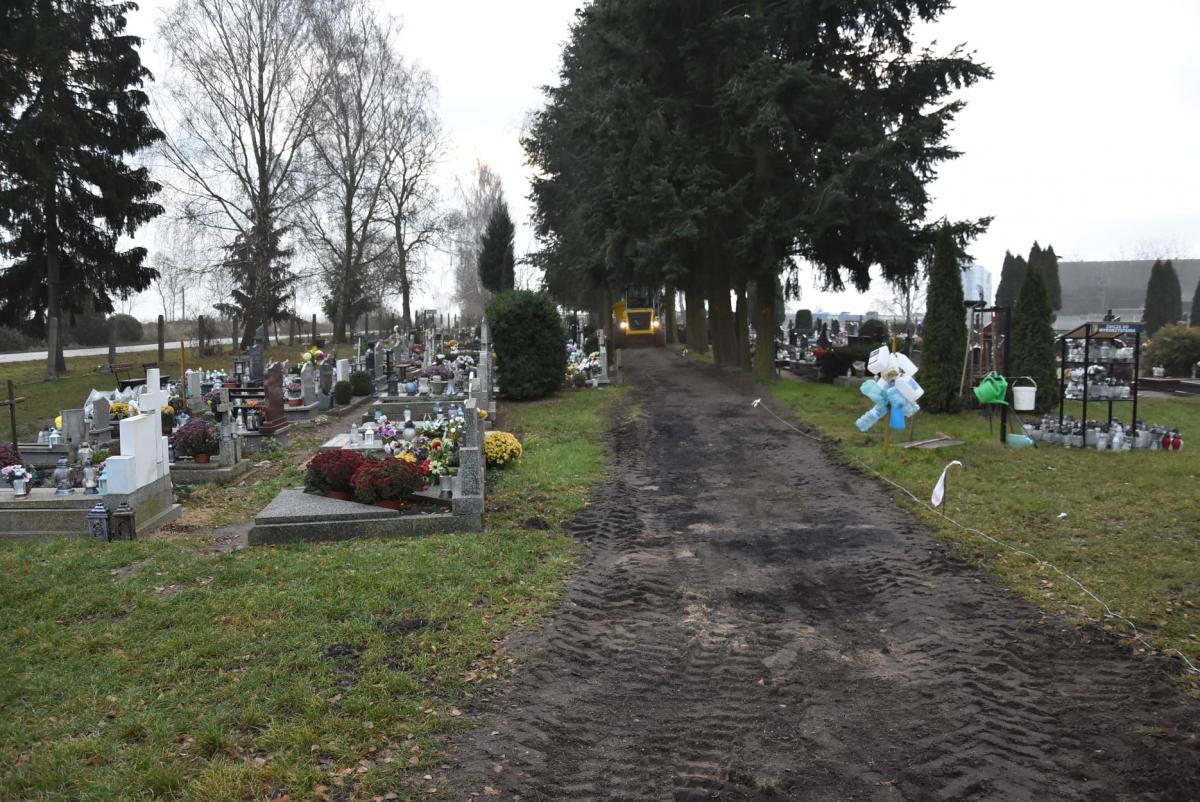 Prace na cmentarzu zakończone. Jest nowa aleja [ZDJĘCIA]