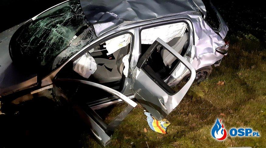 Auto dachowało. Kobieta w szpitalu