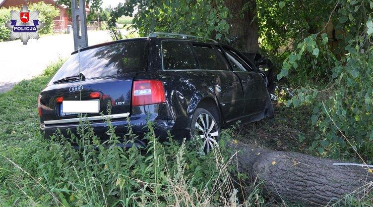Uciekał przed policją. W Czepinie wjechał w drzewo