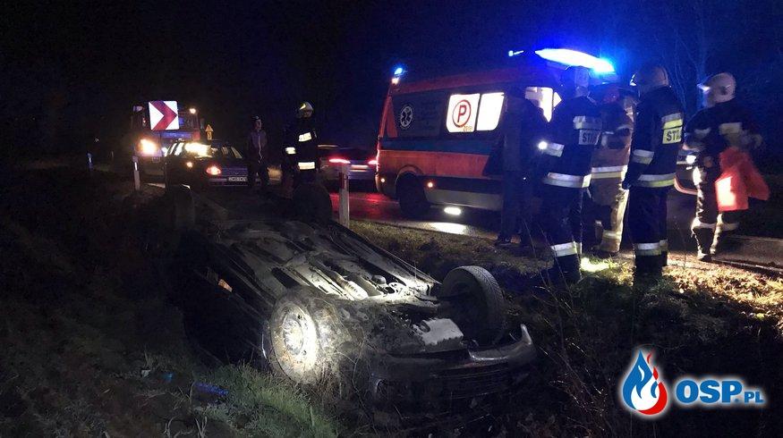 Auto dachowało. Pasażerowie byli zakleszczeni