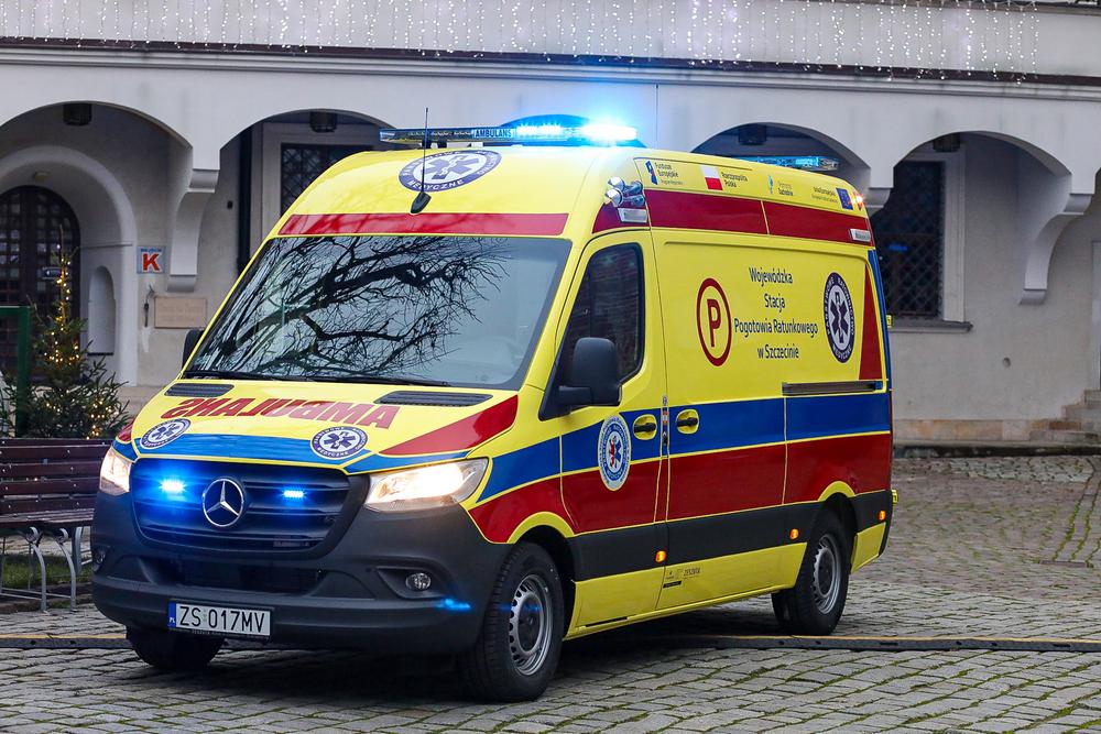 Cztery nowe, żółte ambulanse dla WSPR. Jedna karetka dla Gryfina