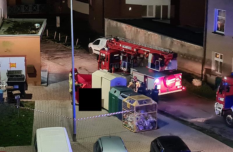 Tragedia przy wieżowcach. Nie żyje młody mężczyzna