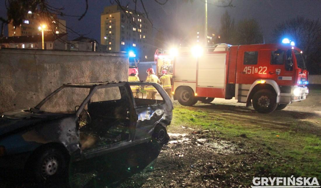 Pożar samochodu przy wieżowcach