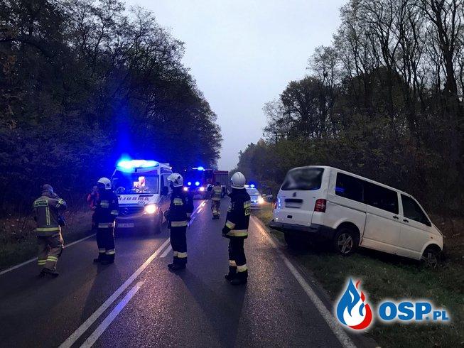Bus wypadł z drogi i dachował