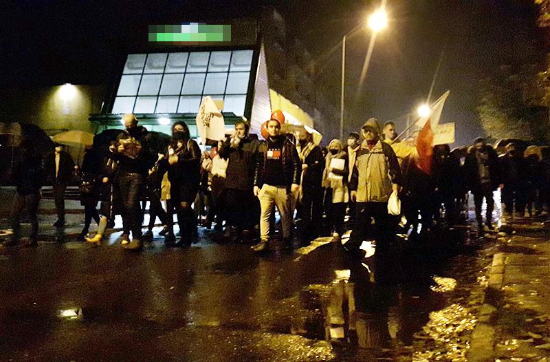 Piątek. Na protestujących poleciały jajka i kamienie