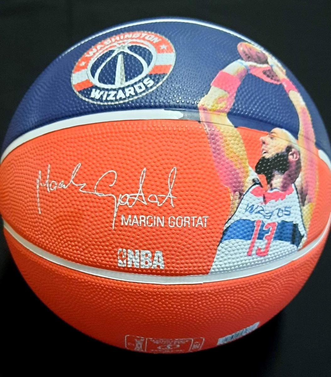 Wylicytuj piłkę z autografem Gortata