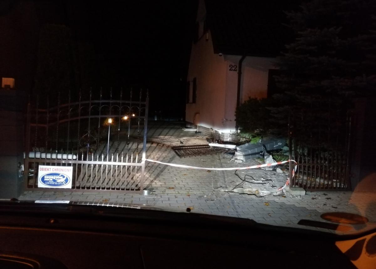 Pijany wjechał w bramę. To 36-letni Ukrainiec