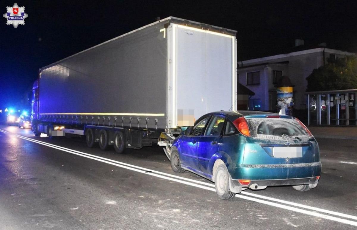 Ford wbił się w przyczepę. Kolejny wypadek na S3