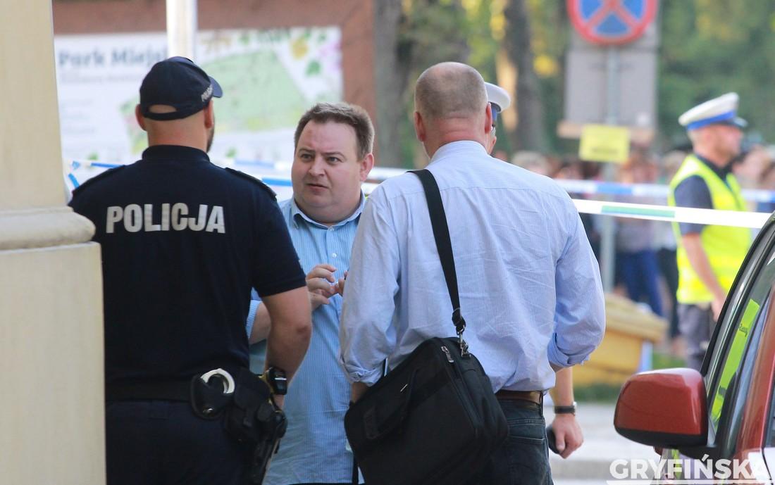 Alarm bombowy. Ewakuowano ludzi z gryfińskiego magistratu [GALERIA]