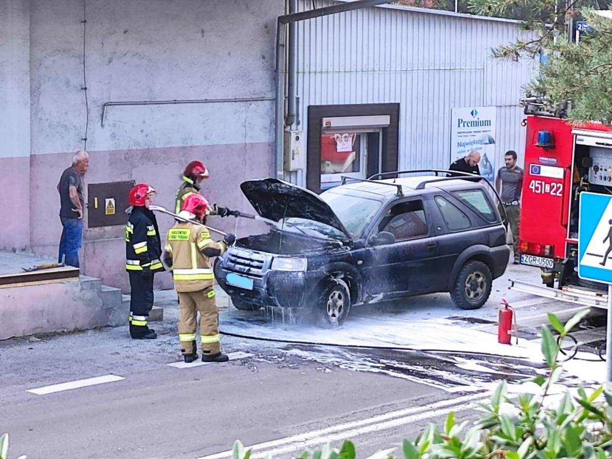 Na Kolejowej w Gryfinie palił się samochód [ZDJĘCIA]
