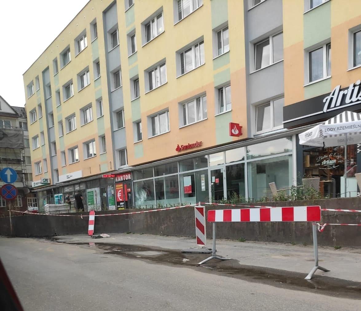 Policja wie kto wybił szybę w gryfińskim banku