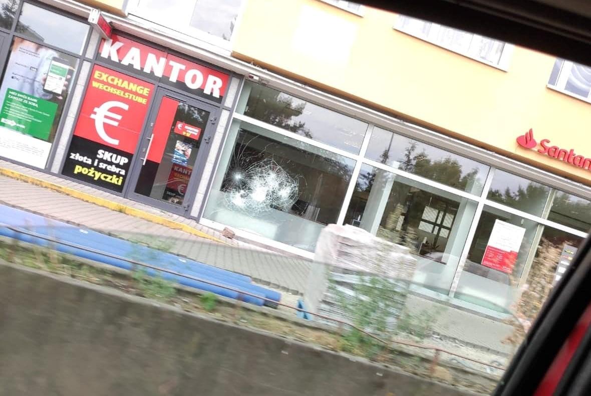 Kto wybił szybę w centrum?