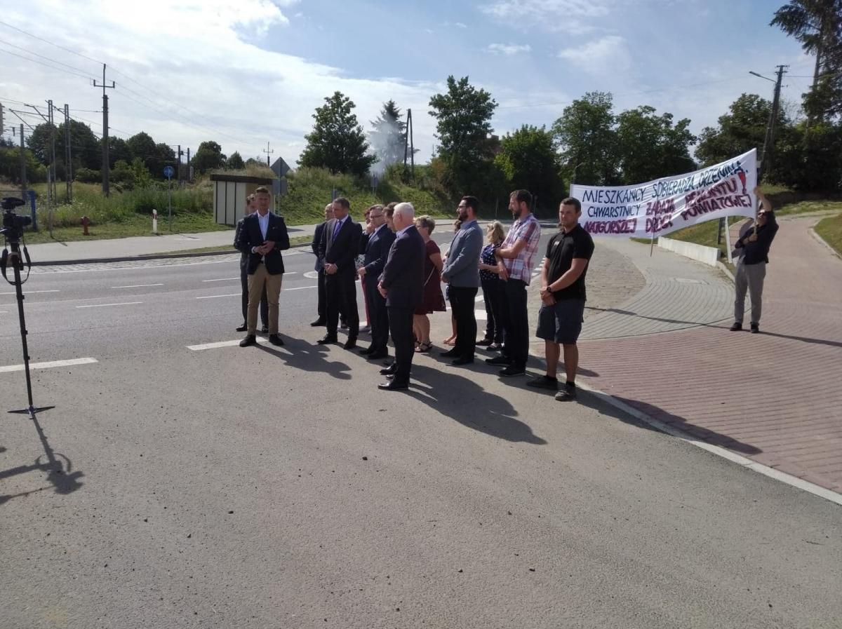 Sobieradz, Drzenin i Chwarstnica walczą o drogę. Demonstrowali przy marszałku