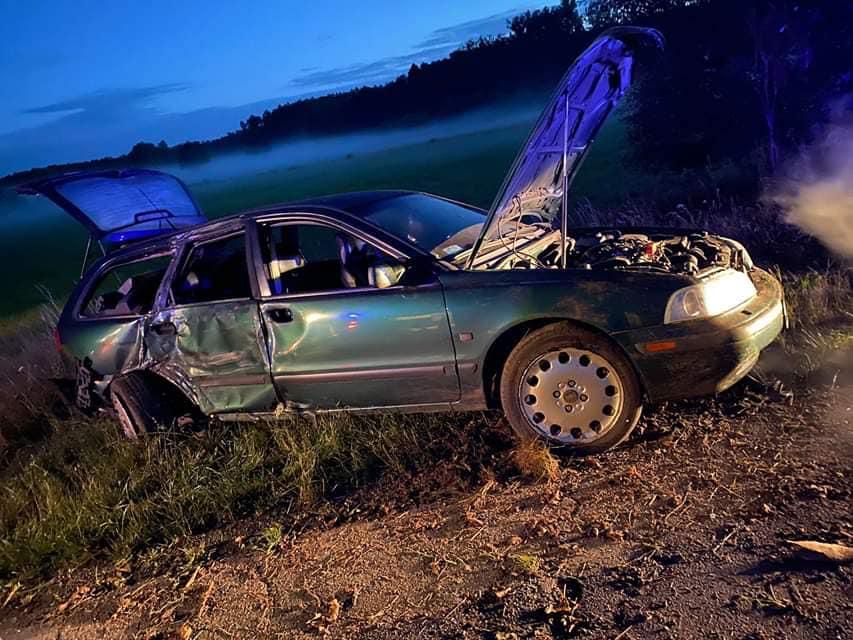Stracił panowanie nad autem a później zostawił je na poboczu