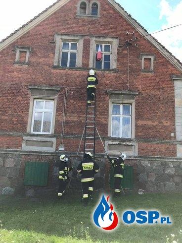 Starszy mężczyzna leżał na podłodze