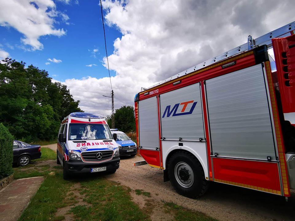 Strażacy pomogli medykom dostać się do mieszkania