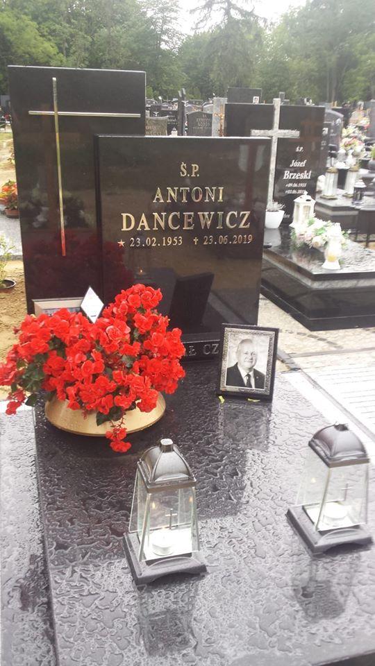 Okradli grób ś.p. Antoniego Dancewicza. Rodzina prosi o pomoc
