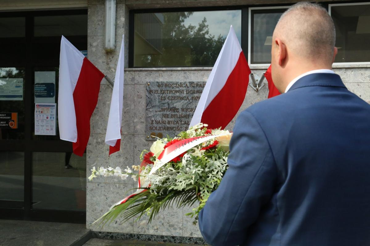 Kwiaty, bardzo dużo kwiatów pod Dolną Odrą. 44-lecie robotnicznych strajków