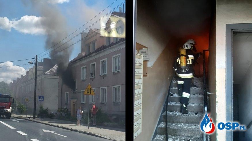 Płonął dom wielorodzinny. Jedna osoba znalazła się w szpitalu