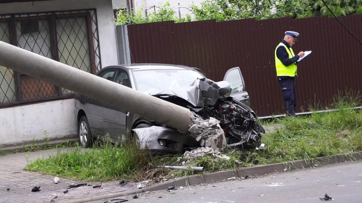 Najpierw w dom, później w słup. Kierowca był nietrzeźwy