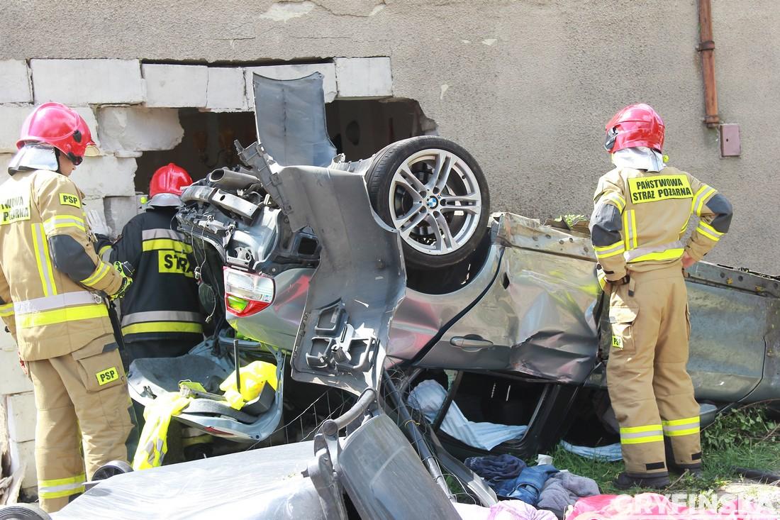 Wjechał BMW w dom w Czepinie. To cud, że nikomu nic się nie stało [GALERIA]