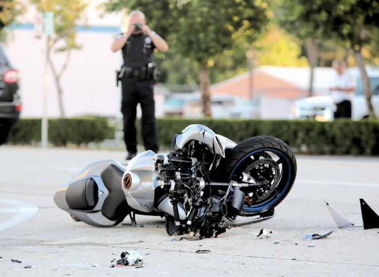 Motocyklista stracił panowanie. 