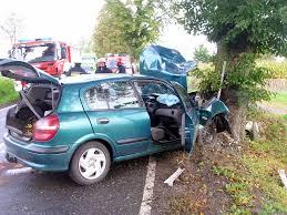 Wjechał Nissanem w drzewo. Dwie osoby znalazły się w szpitalu