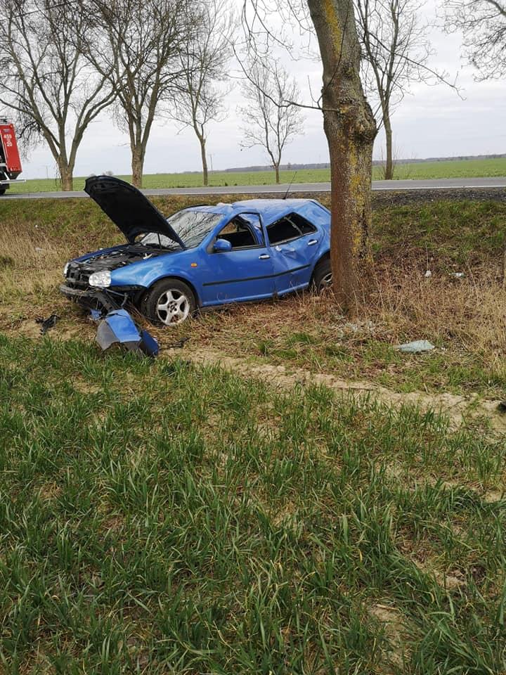 Samochód wpadł do rowu. Wcześniej dachował