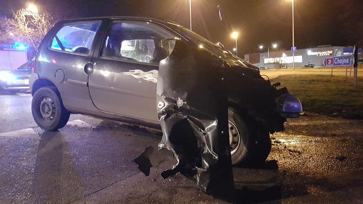Kolizja przy wiadukcie. Droga zamknięta