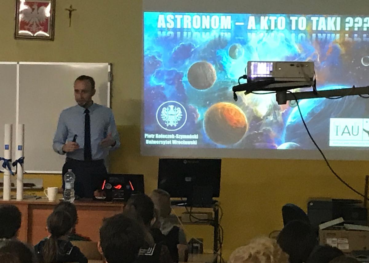 Astronom w SP nr 2. Opowiedział dzieciom o specyfice swojej pracy