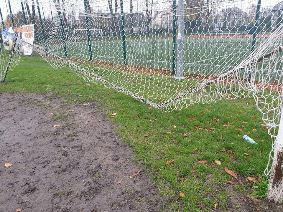 Wandale zniszczyli bramkę na stadionie w Baniach