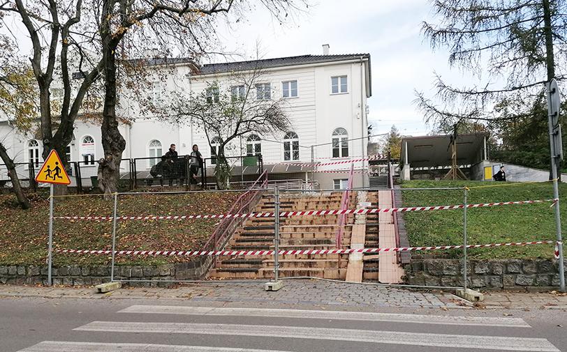 Doraźny remont schodów. Wkrótce przetarg na większe prace